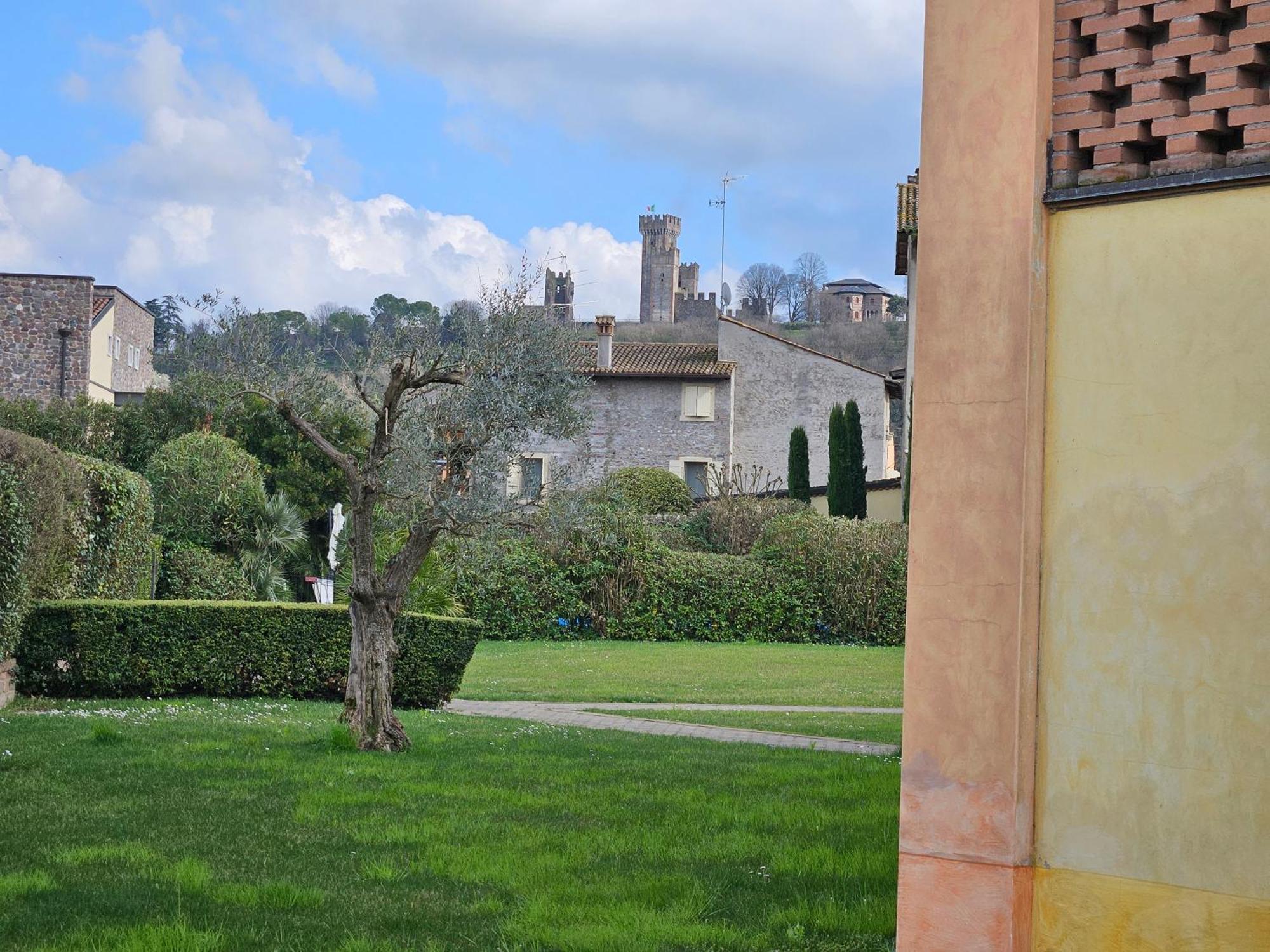 Corte La Guarnigione Valeggio sul Mincio Buitenkant foto