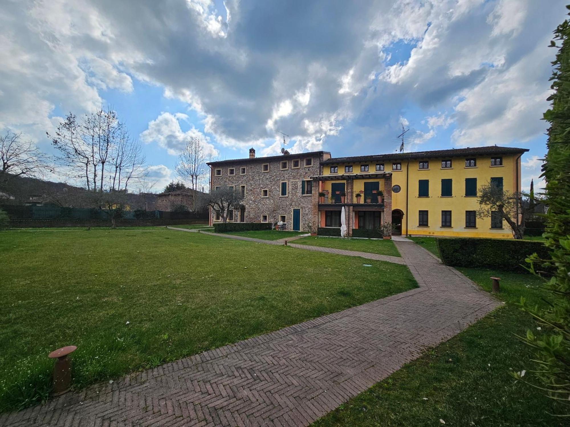 Corte La Guarnigione Valeggio sul Mincio Buitenkant foto