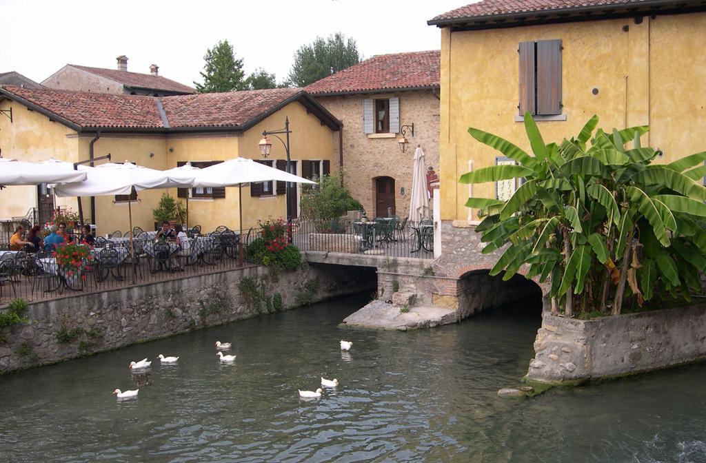 Corte La Guarnigione Valeggio sul Mincio Buitenkant foto